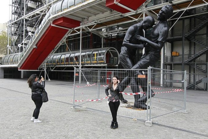 Mới đây, Trung tâm Văn hóa Pompidou đã cho dựng bức tượng tưởng niệm sự kiện đánh dấu chấm hết cho sự nghiệp của Zizou.